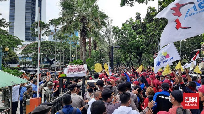 Situasi memanas ketika massa buruh yang berdemo menolak UMP 2022 saling dorong dengan aparat kepolisian di depan Balai Kota DKI Jakarta.