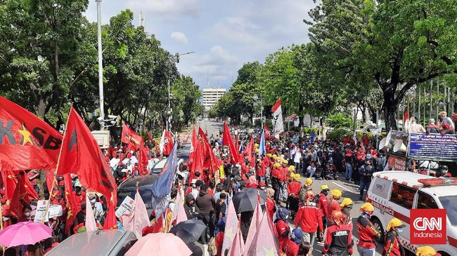 Polisi menutup ruas Jalan Medan Merdeka Selatan hingga Barat imbas demo buruh yang menolak kenaikan UMP 2022. Buruh memadati jalan dari Kedubes AS hingga Patung Kuda.