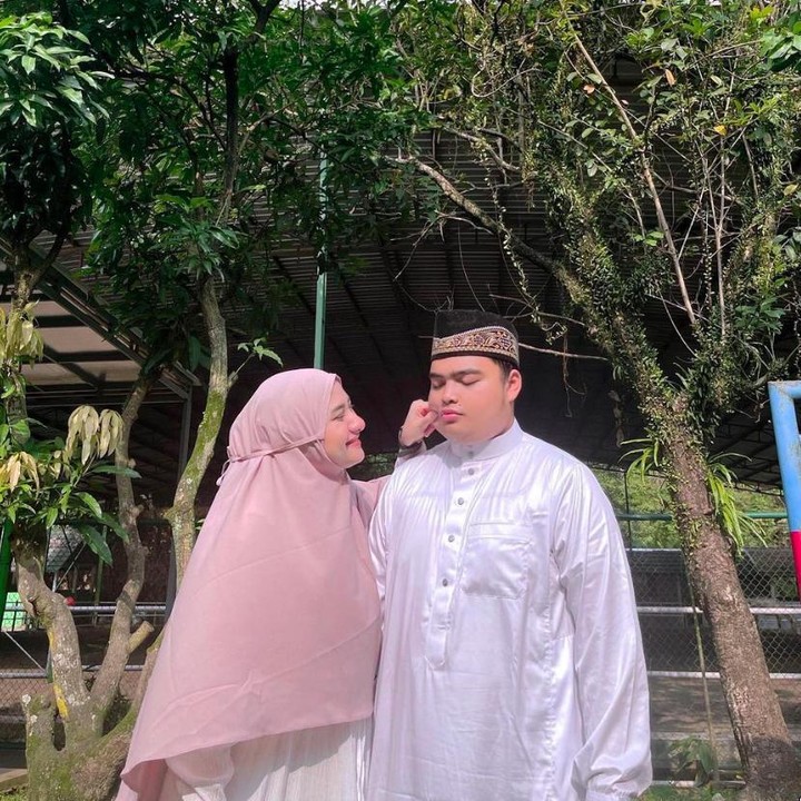<p>Untuk diketahui, sebelumnya, Nadzira turut mengantarkan Ameer ke ruang ICU, Bunda. Saat itu perasaannya sangat campur aduk dan hanya bisa memohon doa untuk kesembuhan sang suami. (Foto: Instagram @ameer_azzikra)</p>