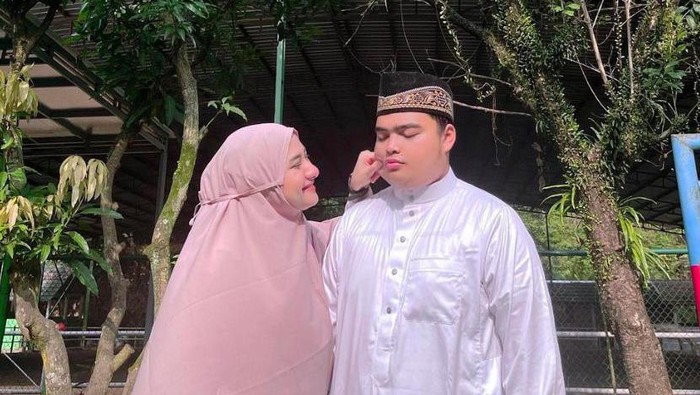 Mendiang Ameer Azzikra dan istri