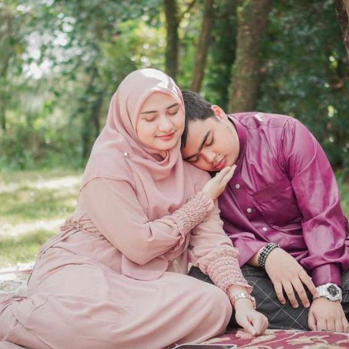 <p>"Allah lebih sayang Abang ternyata. Selamat jalan Muhammad-ku. 172 hari yang aku lalui bersamamu sangat membuatku bahagia. Terima kasih sudah meminangku menjadi Khadidjah-mu. Aku bahagia. Love you @ameer_azzikra," kata Nadzira dikutip dari laman Instagram-nya, @enazirashf. (Foto: Instagram @ameer_azzikra)</p>