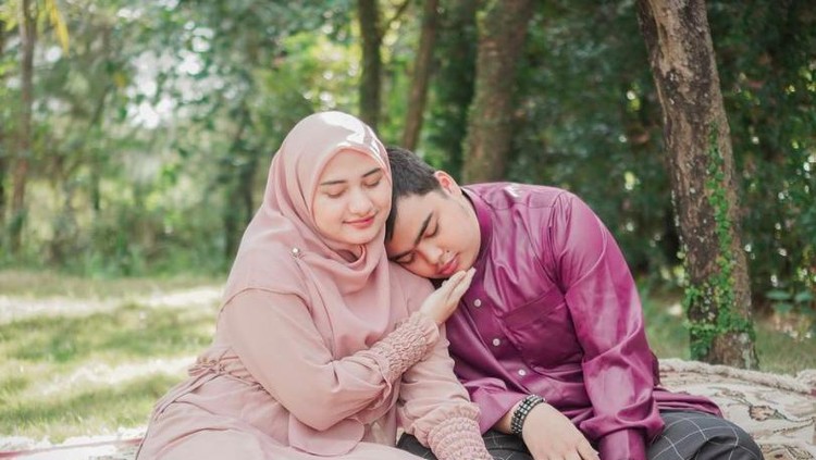 Mendiang Ameer Azzikra dan istri