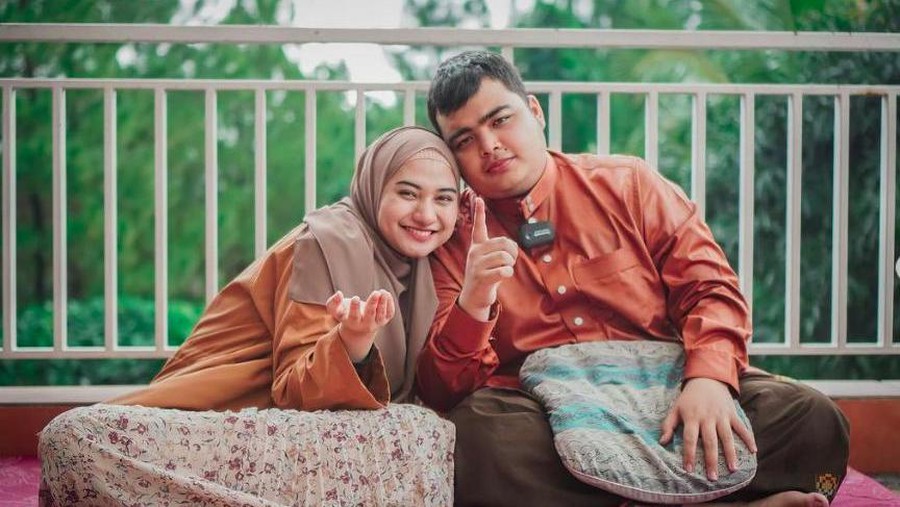 Mendiang Ameer Azzikra dan istri