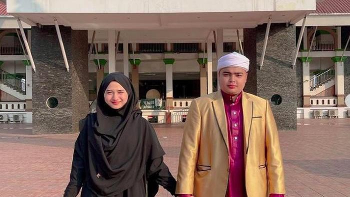 Mendiang Ameer Azzikra dan istri