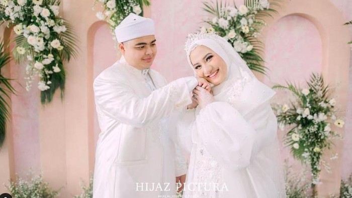Mendiang Ameer Azzikra dan istri