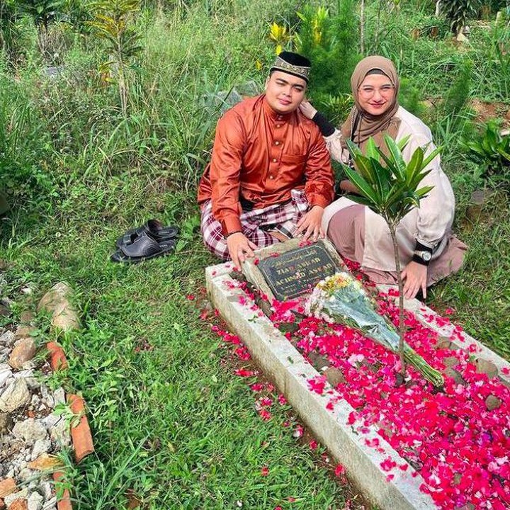<p>Mendiang Ameer, kala itu, berujar bahwa sebelum mimpi, ia memang menyempatkan diri untuk berziarah ke makam ayahnya. Tak hanya rindu yang ia utarakan, itu juga menjadi kesempatan bagi ia untuk meminta izin sebelum menikahi Nadzira Shafa. (Foto: Instagram @ameer_azzikra)</p>