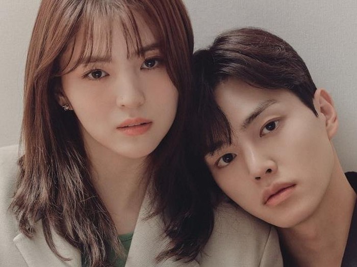 Meskipun bukan photoshoot majalah, namun potret mesra Han So Hee dan Song Kang yang beradu akting dalam serial Nevertheless untuk poster official drama mereka juga jadi salah satu yang paling 'melegenda'. Bahkan hanya dengan potret bersisian seperti ini, chemistry keduanya langsung terpancar, bukan?/ Foto: JTBC Drama