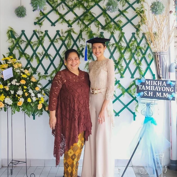 <p>Penampilan Mikha juga mencuri perhatian, Bunda. (Foto: Instagram @miktambayong)</p>