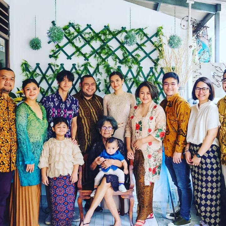 <p>Perayaan wisuda ini juga tampak hangat karena dihadiri beberapa anggota keluarga. Selamat wisuda ya, Mikha.(Foto: Instagram @miktambayong)</p>