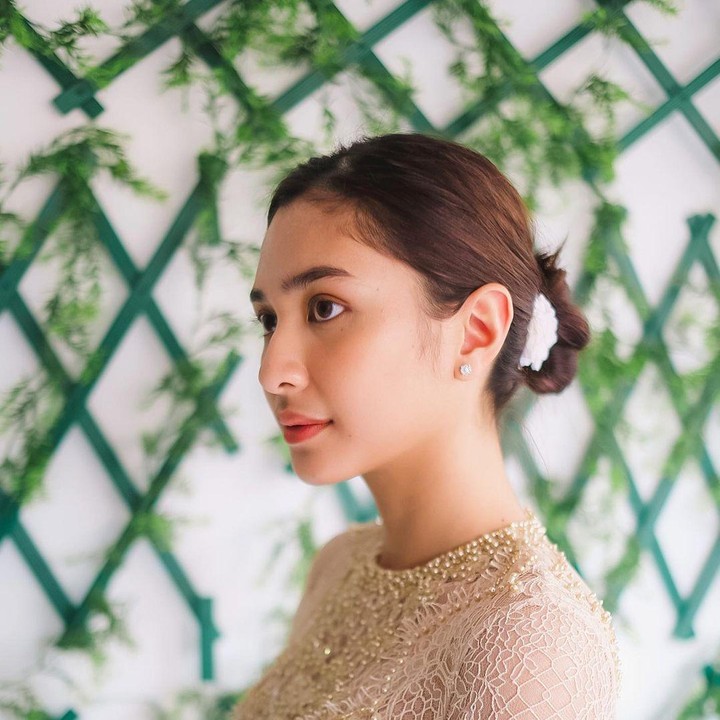 <p>Ia mengenakan kebaya warna nude dengan beberapa aksesori pendukung tambahan. Selain itu, rambutnya yang disanggul kecil membuat penampilan Mikha tampak elegan.(Foto: Instagram @miktambayong)</p>