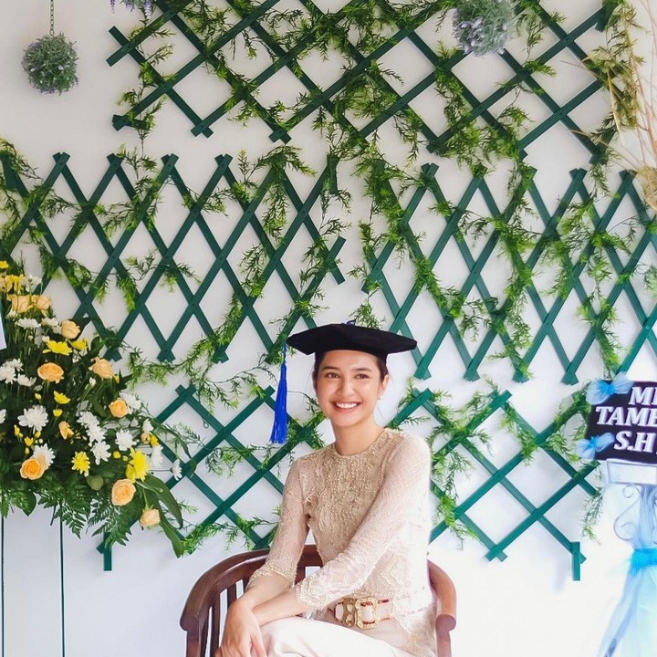 <p>Setelah lulus beberapa bulan, belum lama ini wisuda Mikha digelar secara online. (Foto: Instagram @miktambayong)</p>