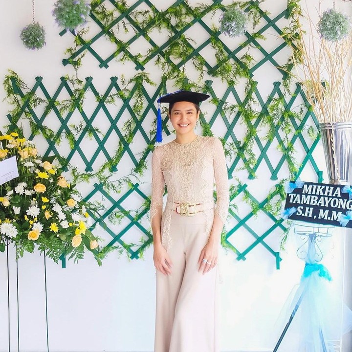 <p>Di momen kelulusan tersebut, wanita kelahiran Jakarta 15 September 1994 mempersembahkannya pada mendiang ibunda. (Foto: Instagram @miktambayong)</p>