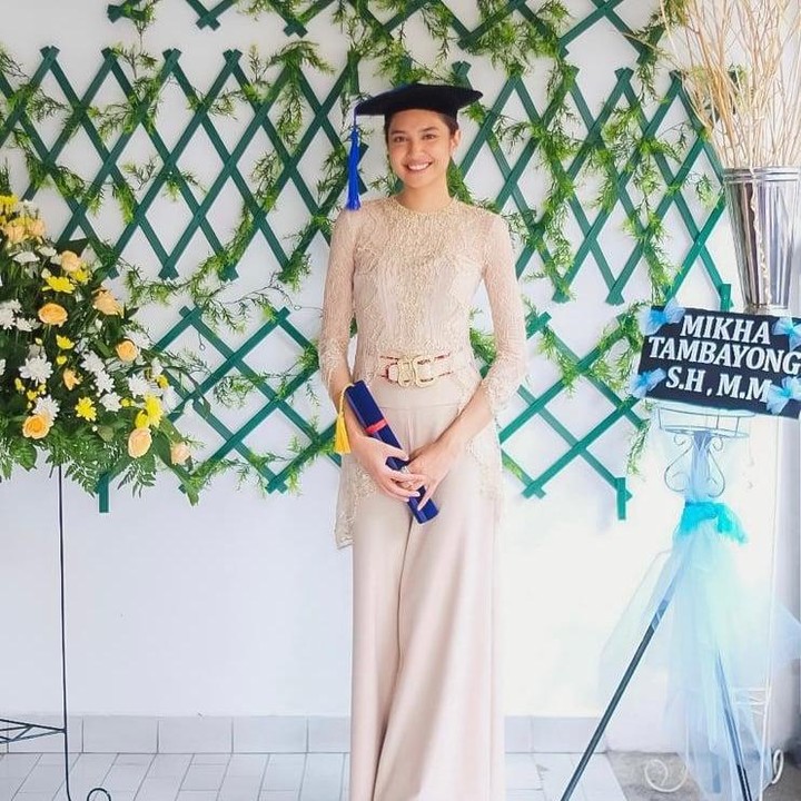 <p>Untuk meramaikan momen tersebut, rumah Mikha tampak dihias dengan dekorasi bunga.  (Foto: Instagram @miktambayong)</p>