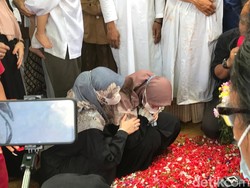 Tangis Nadzira Shafa Pecah Usai Ameer Azzikra Dimakamkan