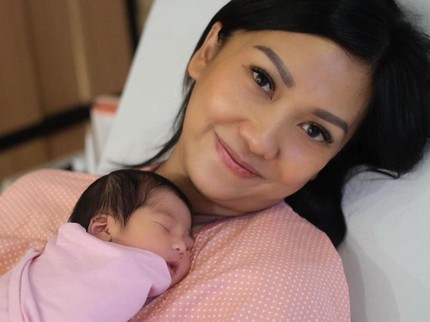 Nola B3 Melahirkan di Usia 43 Tahun, Ini 7 Potretnya Bersama Si Kecil