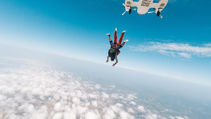Olahraga sky diving cocok dilakukan para adrenaline junkie/Foto: Pexels.com/Otra Ruta