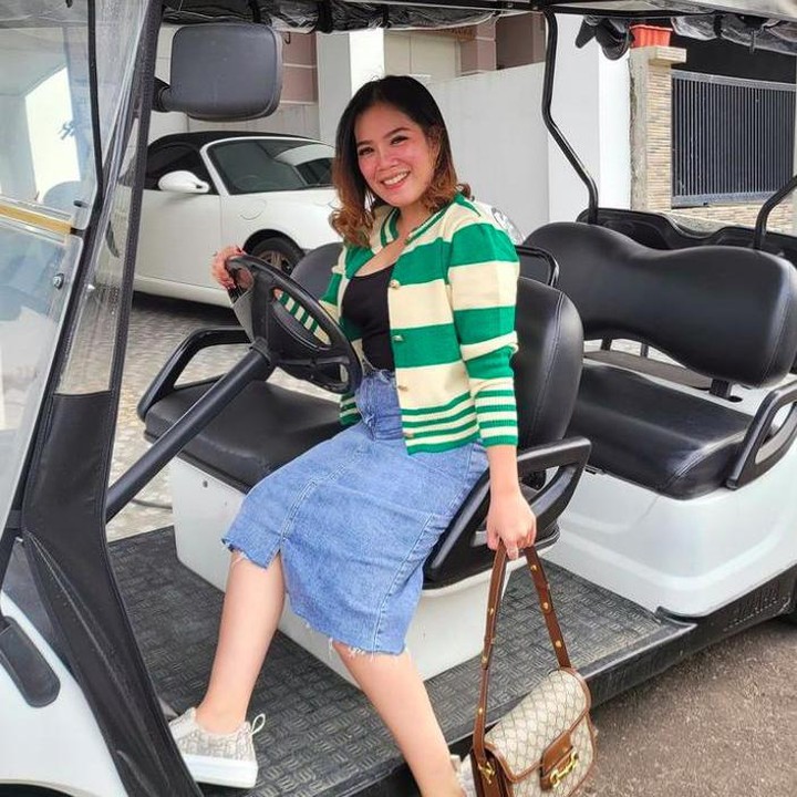 <p>Sejak SD, Olla membantu sang bunda berjualan es mambo dan es buah di pagi hari. Karena didikan itu lah, ia terbiasa bekerja keras dahulu sebelum mendapat uang jajan untuk sekolah. (Foto: Instagram @ollashopingdepok)</p>