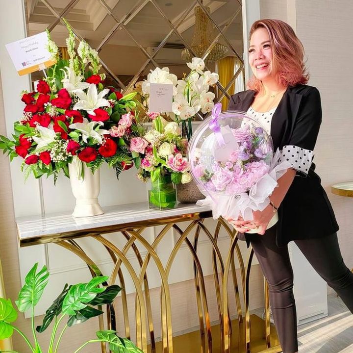 <p>Wanita asal Depok bernama Olla sempat menyita perhatian. Ia dijuluki <em>crazy rich</em> Depok karena sukses lewat bisnis perhiasan Olla Shoping Depok, Bunda. (Foto: Instagram @ollashopingdepok)</p>