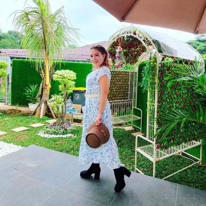 <p>Tak banyak yang tahu, di balik kesuksesan Olla yang beromzet Rp4,5 miliar, ada cerita perjuangannya dari nol. Hidupnya dahulu serba pas-pasan dengan orang tuanya. (Foto: Instagram @ollashopingdepok)</p>