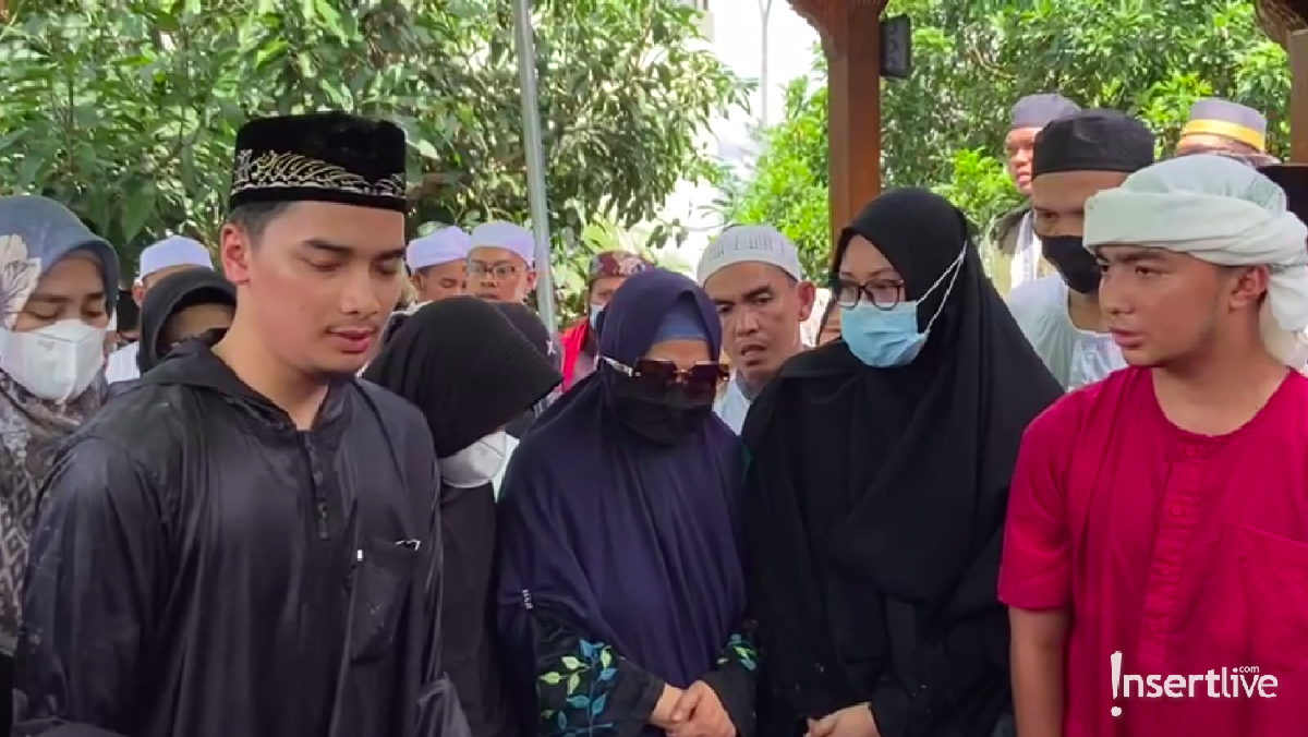 Suasana pemakaman Ameer Azzikra