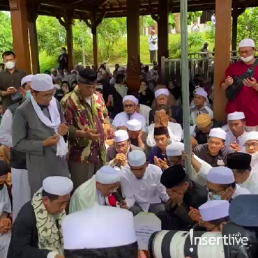 Gema Zikir dan Tangisan di Pemakaman Ameer Azzikra
