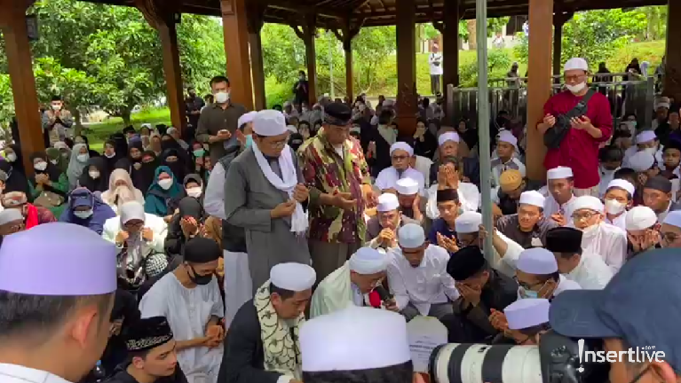 Pemakaman Ameer Azzikra Suasana pemakaman Ameer Azzikra