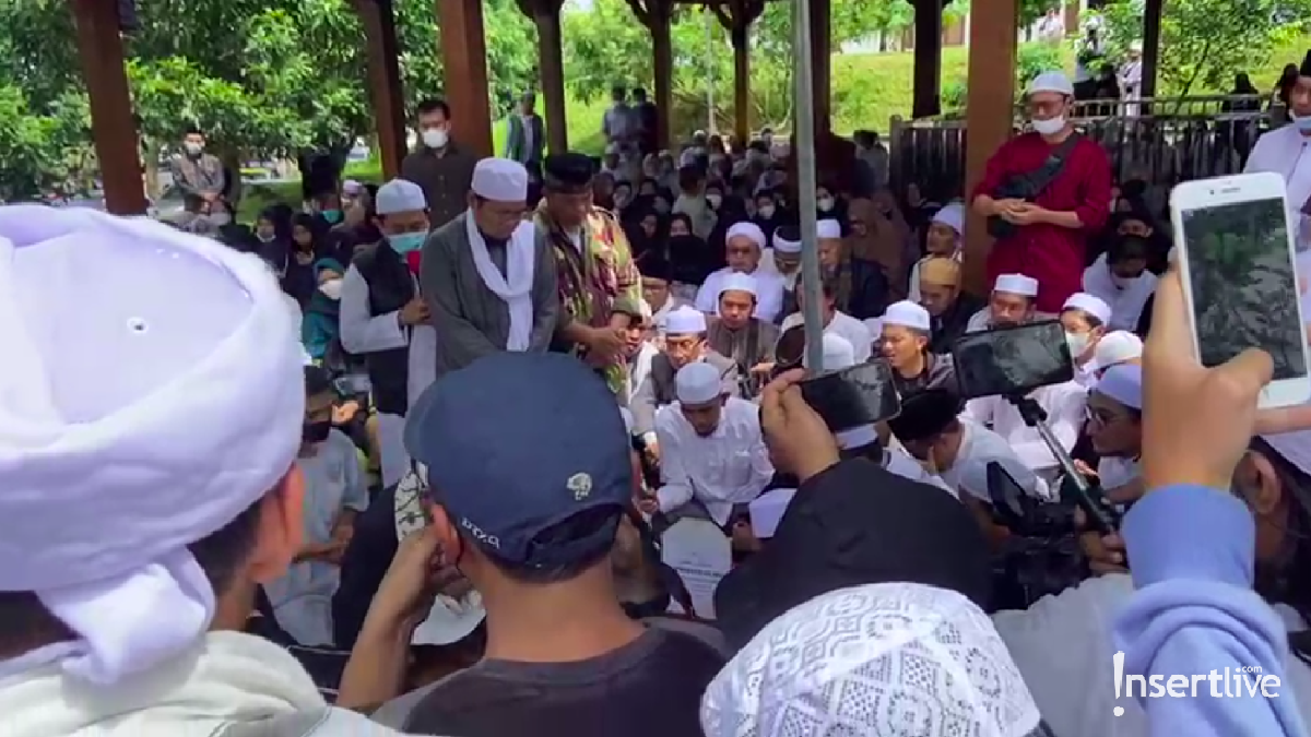 Suasana pemakaman Ameer Azzikra