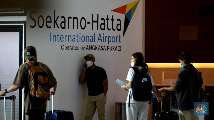 Penumpang WNA tengah berjalan saat tiba di ruang kedatangan di Terminal 3 Bandara Soetta, Tangerang, Banten, Senin (29/11/2021). Pemerintah memutuskan untuk menambah waktu karantina bagi WNA dan WNI yang masuk ke Indonesia untuk mencegah penyebaran Covid-19 varian baru, Omicron. (CNBC Indonesia/Muhammad Sabki)