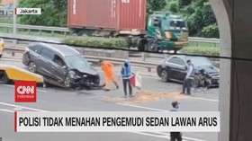 VIDEO: Polisi Tidak Menahan  Pengemudi Sedan Lawan Arus