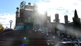 FOTO: Pria Spanyol Bangun Katedral Megah Sendirian Selama 60 Tahun