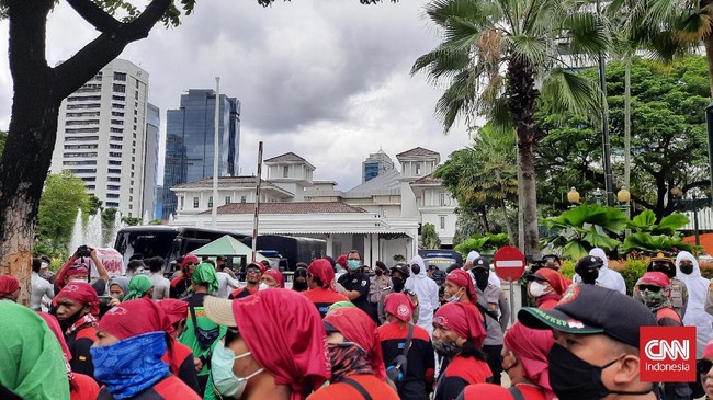 Ratusan buruh mengepung kantor Anies Baswedan di Balai Kota Jakarta menuntut agar mencabut SK upah DKI 2022 yang dianggap terlalu rendah.