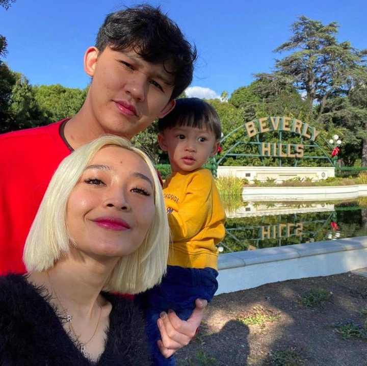 <p>Bisa dibilang, keluarga Rinni Wulandari dan Jevin Julian ini <em>family goals</em>, Bunda. Walaupun mereka pasangan selebriti, keduanya jarang diterpa gosip miring. Mereka malah dipuji menjadi orang tua yang hebat. (Foto: Instagram @rinni_w)</p>