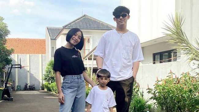 Intip 7 Potret Rinni Wulandari Bareng Anak dan Suami yang Jarang