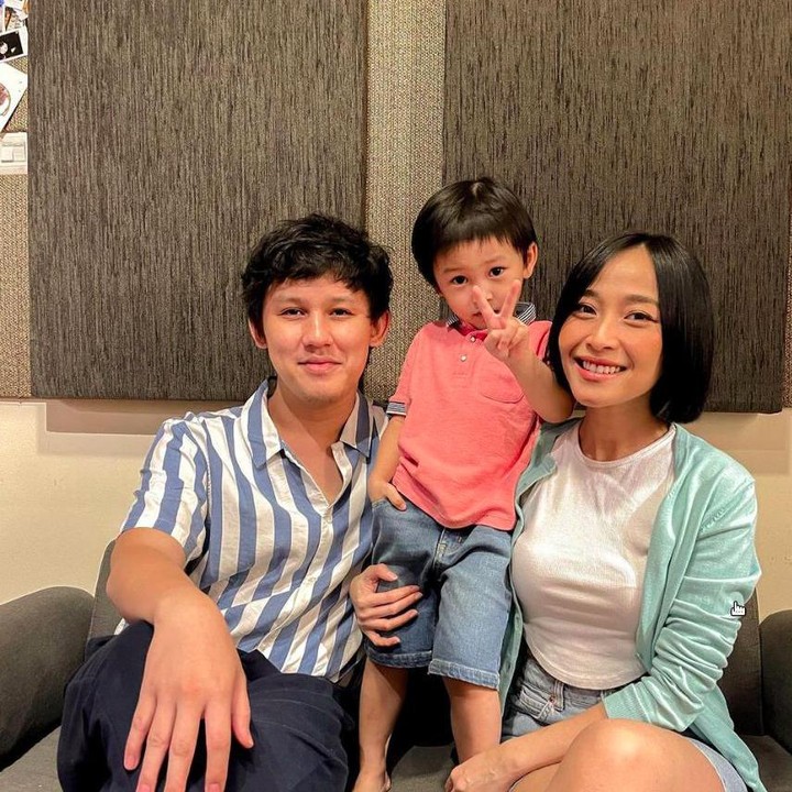 <p>Pencinta musik Tanah Air pasti tahu pasangan musisi Rinni Wulandari dan Jevin Julian. Keduanya bisa dibilang salah satu pasangan artis yang jatuh cinta karena cinta lokasi. Mereka sama-sama membentuk grup kolaborasi bernama Soundwave pada 2015 silam. (Foto: Instagram @rinni_w)</p>