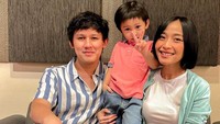 <p>Pencinta musik Tanah Air pasti tahu pasangan musisi Rinni Wulandari dan Jevin Julian. Keduanya bisa dibilang salah satu pasangan artis yang jatuh cinta karena cinta lokasi. Mereka sama-sama membentuk grup kolaborasi bernama Soundwave pada 2015 silam. (Foto: Instagram @rinni_w)</p>