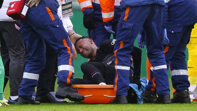 PSG terancam kehilangan Neymar dalam jangka waktu panjang usai bintang asal Brasil itu alami cedera engkel horor saat melawan Sain-Etienne di Liga Prancis.