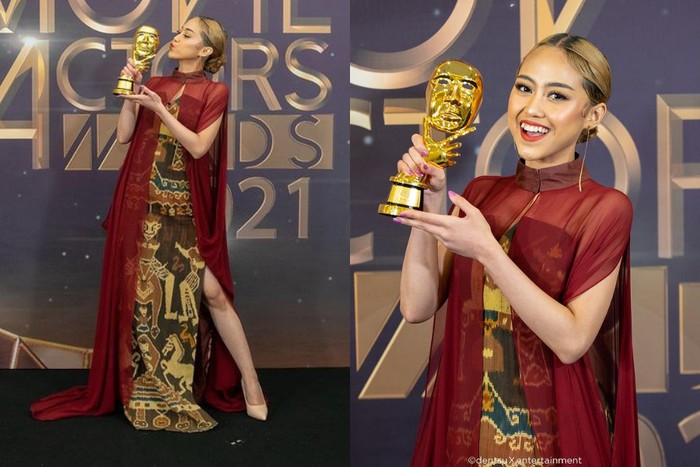 Sisca JKT48 tampak anggun memadukan gaun motif bernuansa beraksen slit warna cokelat dengan sleeveless outer berwarna maroon transparan/instagram.com/jkt48sisca