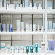 Lebih Baik Mana, Pakai Skincare dari Satu Merek Saja atau Beda-Beda Merek?