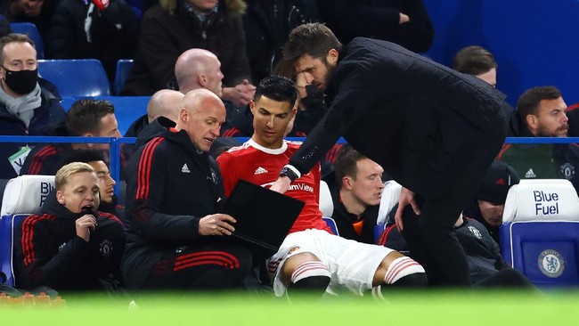 Cristiano Ronaldo harus bekerja keras untuk meraih posisi di tim inti Manchester United bila ia memutuskan bertahan di Old Trafford.