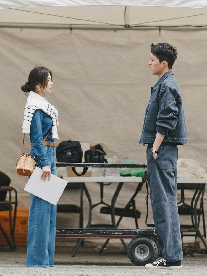 Ha Young Eun (Song Hye Kyo) meminta bantuan Yoon Jae Guk (Jang Ki Yong) untuk menjadi fotografer dalam proyek yang dipimpin Young Eun. Meski sebenarnya Jae Guk adalah tipikal fotografer yang 'pemilih', namun ia dengan senang hati menyetujui permintaan Young Eun./ Foto: instagram.com/nowwearebreakingup_official