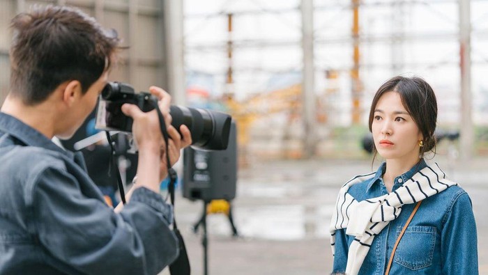 Jae Guk yang sejak awal sudah terpana dengan pesona Young Eun, diam-diam memotret Young Eun sebelum mulai bekerja untuk proyek yang dikerjakan. Hal tersebut sukses membuat Young Eun terkejut sekaligus tersipu./ Foto: instagram.com/nowwearebreakingup_official