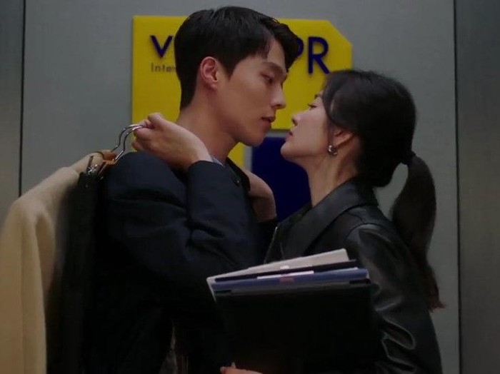 Ketika bertemu kembali di kantor tempat Young Eun bekerja, Jae Guk kembali dengan senang hati membantunya. Bahkan ketika Young Eun memintanya untuk membawa beberapa pakaian yang digantung pun, ia melakukannya. Pada momen tersebut, Jae Guk juga menanyakan kepastian perasaan Young Eun terhadapnya./ Foto: twitter.com/kdramathoughts_