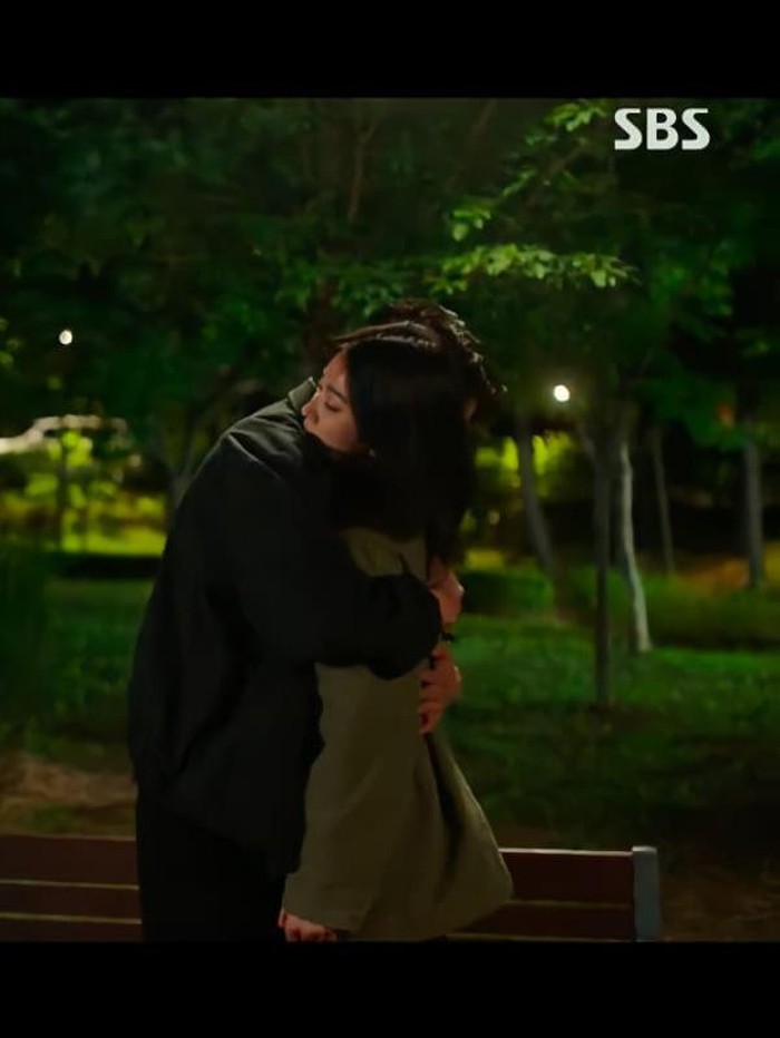Setelah menyangkal perasaan cukup lama dan membuat Jae Guk menunggunya, akhirnya Young Eun berani untuk mengungkapkan semuanya. Di episode keenam Now We Are  Breaking Up, Jae Guk yang merasa terharu karena Young Eun akhirnya jujur padanya pun memeluk Young Eun. Momen manis yang satu ini pastinya tak luput dari perhatian para pemirsa!/ Foto: SBS via twitter.com/attycornsalad