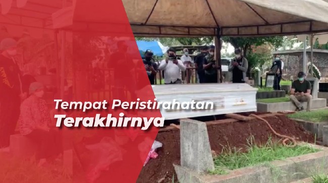 Dihadiri Istrinya, Bens Leo Dimakamkan dengan Protokol Covid-19