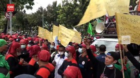VIDEO: Geruduk Kantor Anies, Buruh Minta UMP 2022 Naik 10 Persen