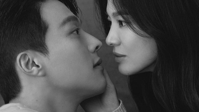 Tidak kalah ketika berpose romantis dengan Hyeri, kali ini Jang Ki Yong kembali buat netizen baper dengan pose-pose mesranya bersama Song Hye Kyo untuk pemotretan promos drama mereka, Now, We are Breaking Up!/ Foto: Dazed Korea
