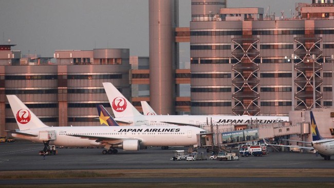 Pesawat Japan Airlines terbakar di landasan pacu Bandara Haneda Tokyo, penyebab belum diketahui.