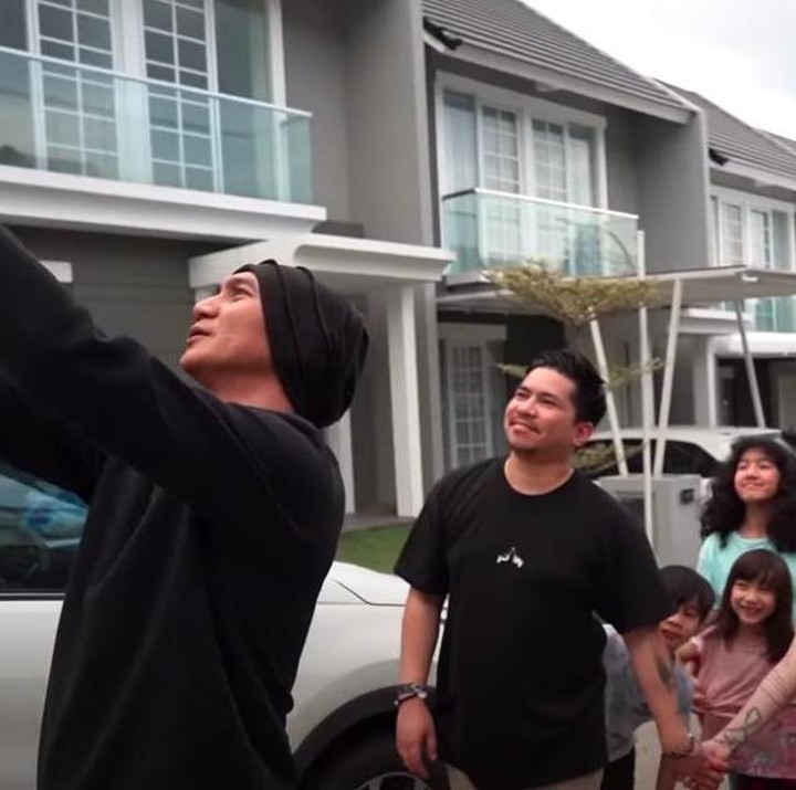 <p>Sheila Marcia dan suami, Dimas Akira beserta anak-anak kini tinggal di Semarang, Bunda. Dalam sebuah kesempatan, Anji datang mengunjungi putrinya dengan Sheila Marcia, Leticia Charlotte. (Foto: YouTube Sheila Marcia & AwesomeFam)</p>