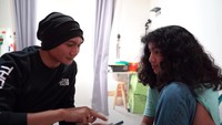 <p>Sheila Marcia dan Dimas juga menceritakan bagaimana selama ini Leticia tertarik ingin terjun ke dunia musik. (Foto: YouTube Sheila Marcia & AwesomeFam)</p>