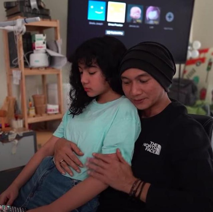 <p>Sheila Marcia juga menceritakan, Leticia ingin sekali bertemu Anji. Seminggu sebelum Anji ke Semarang, Sheila dan Dimas tadinya ingin mengajak Leticia ke Jakarta untuk temui Anji, Bunda. (Foto: YouTube Sheila Marcia & AwesomeFam)</p>